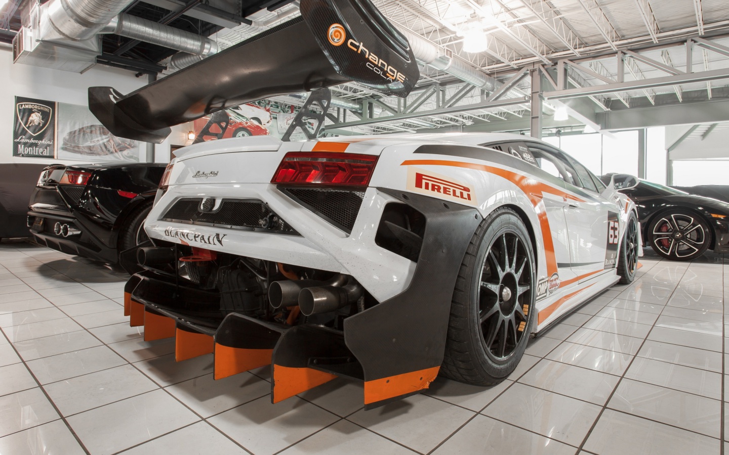 Das Lamborghini in Garage Wallpaper 1440x900