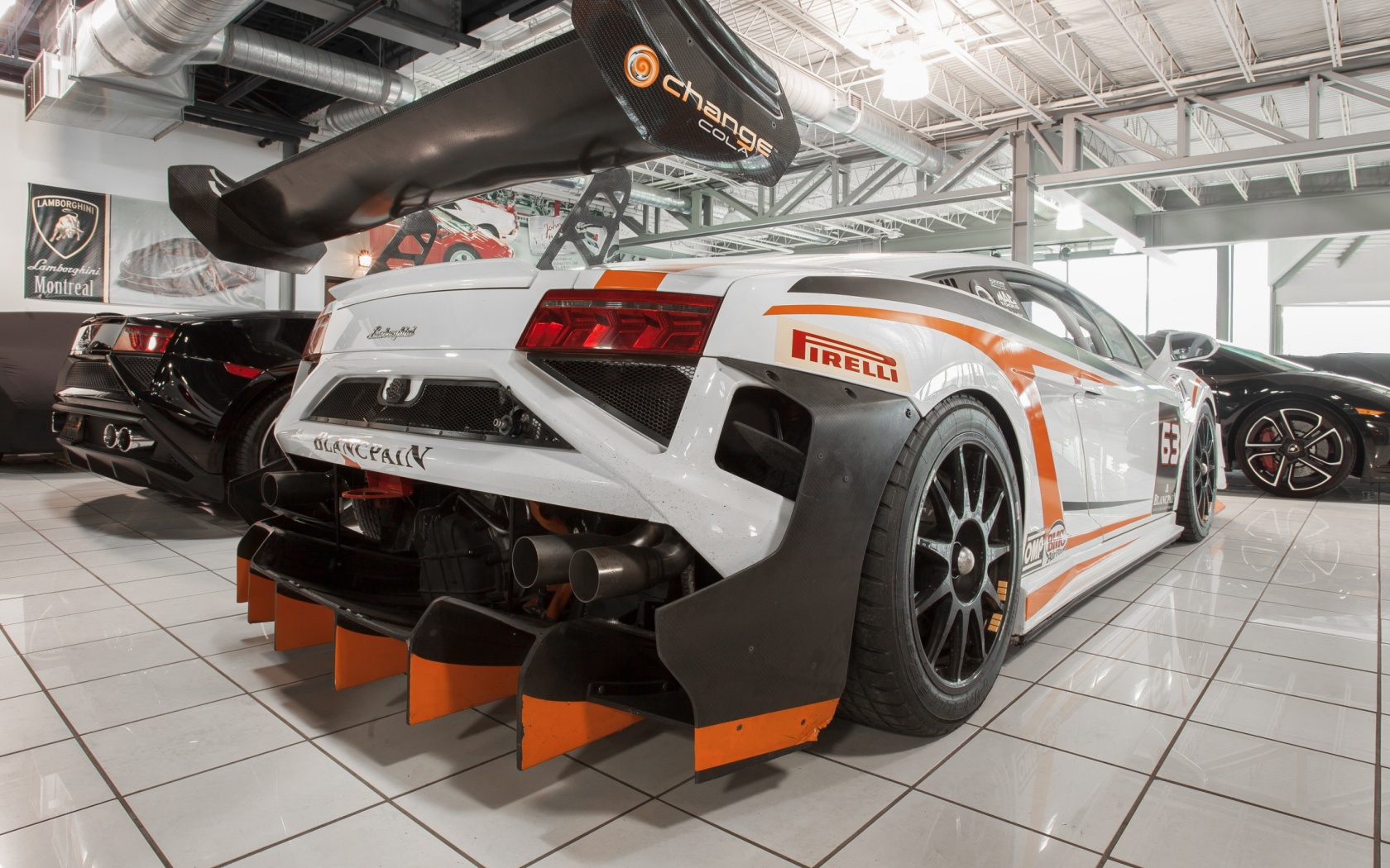 Screenshot №1 pro téma Lamborghini in Garage 1680x1050
