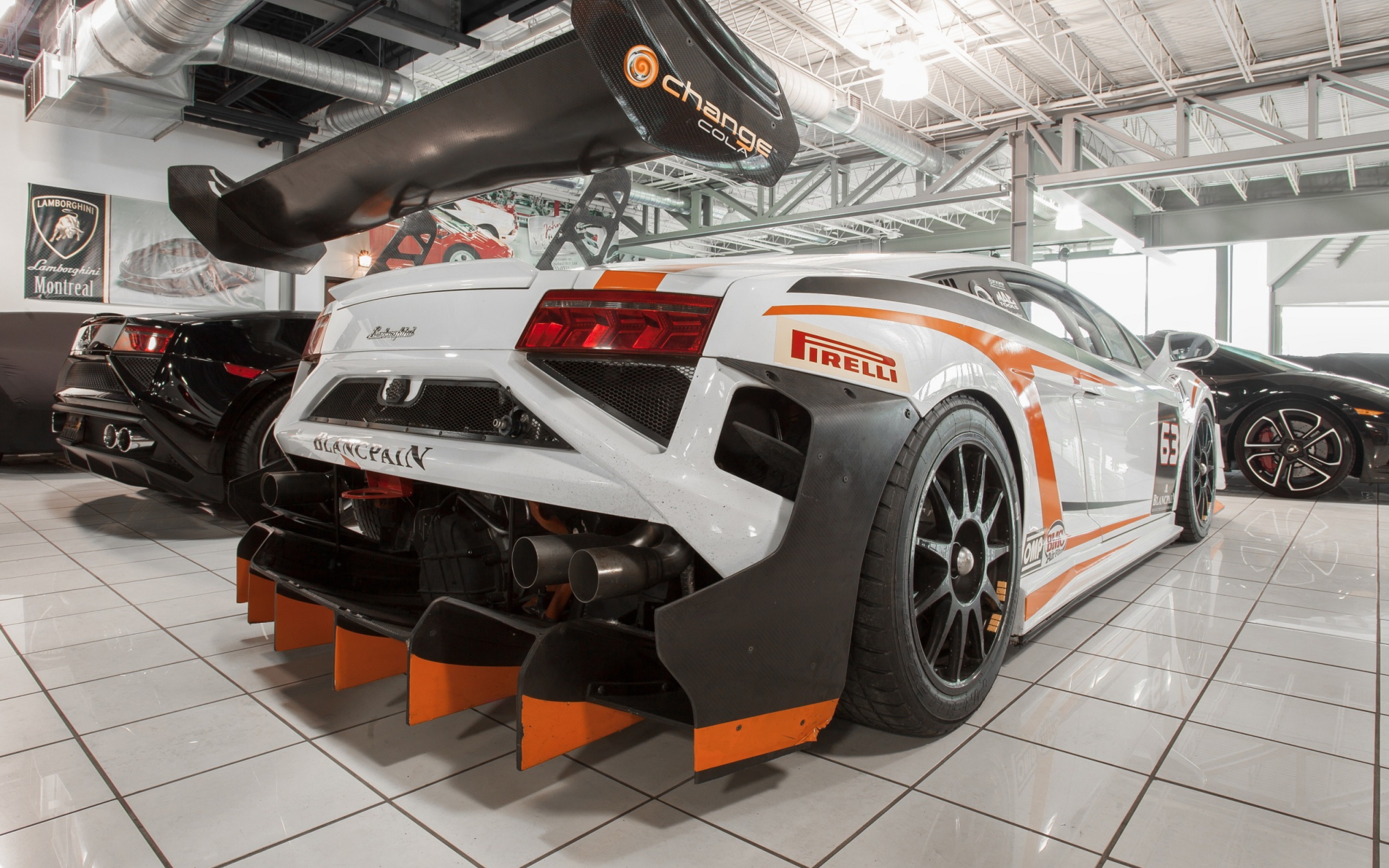 Screenshot №1 pro téma Lamborghini in Garage 2560x1600