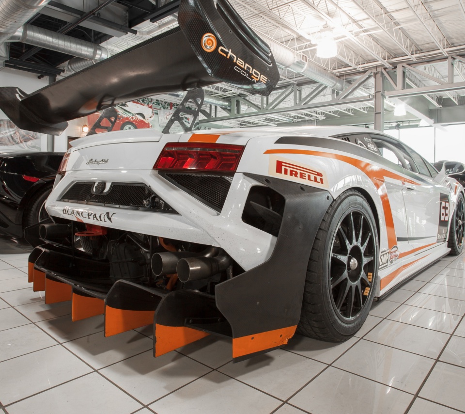 Fondo de pantalla Lamborghini in Garage 960x854