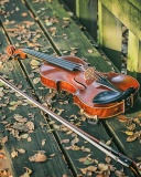 Das Violin on bench Wallpaper 128x160