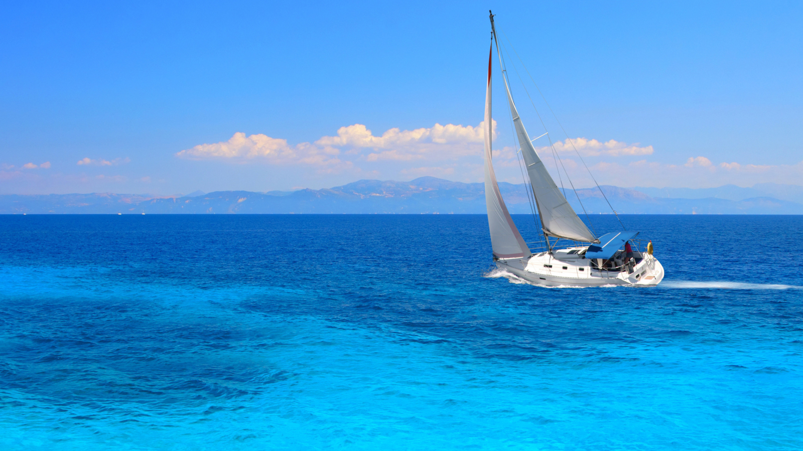 Fondo de pantalla White Boat In Blue Sea 1600x900