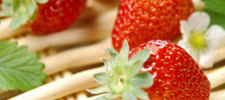 Sfondi Strawberry Summer 720x320