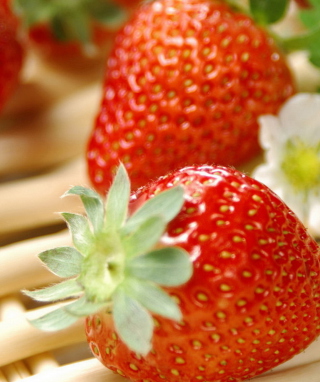 Kostenloses Strawberry Summer Wallpaper für Nokia C6