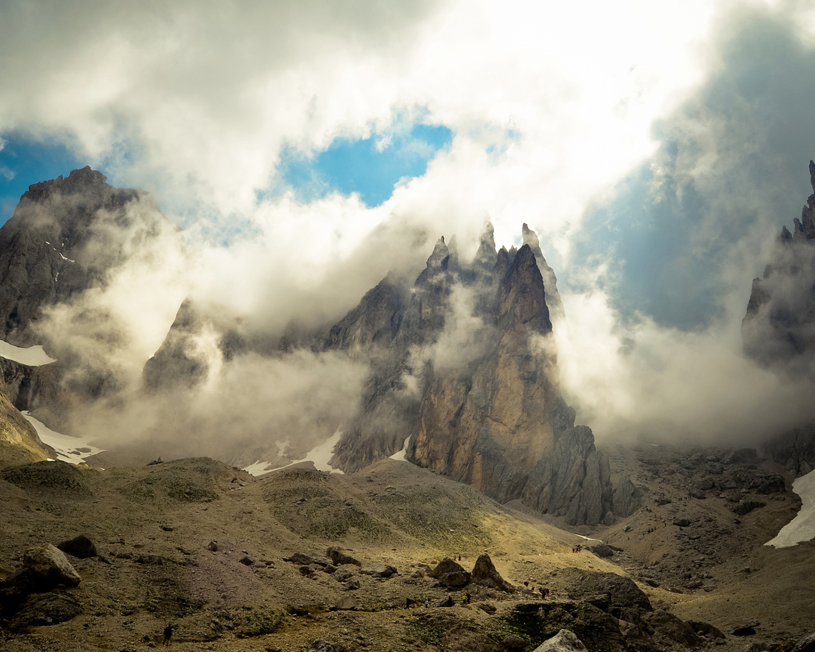 Sfondi Mountains Peaks in Fog, Landscape 1600x1280