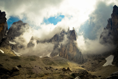 Sfondi Mountains Peaks in Fog, Landscape 480x320