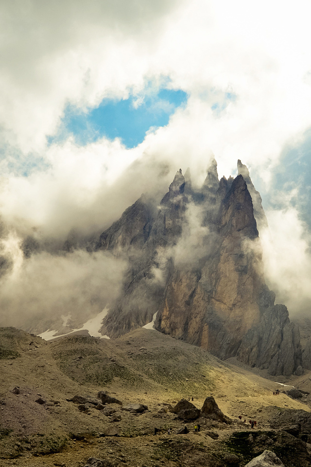 Sfondi Mountains Peaks in Fog, Landscape 640x960