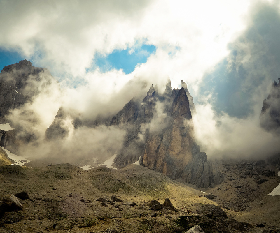 Sfondi Mountains Peaks in Fog, Landscape 960x800