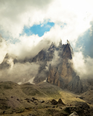 Mountains Peaks in Fog, Landscape - Obrázkek zdarma pro Nokia C3-01
