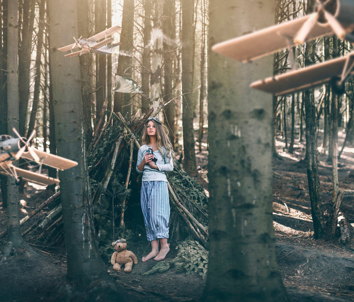 Screenshot №1 pro téma Girl And Teddy Bear In Forest By Rosie Hardy 1200x1024