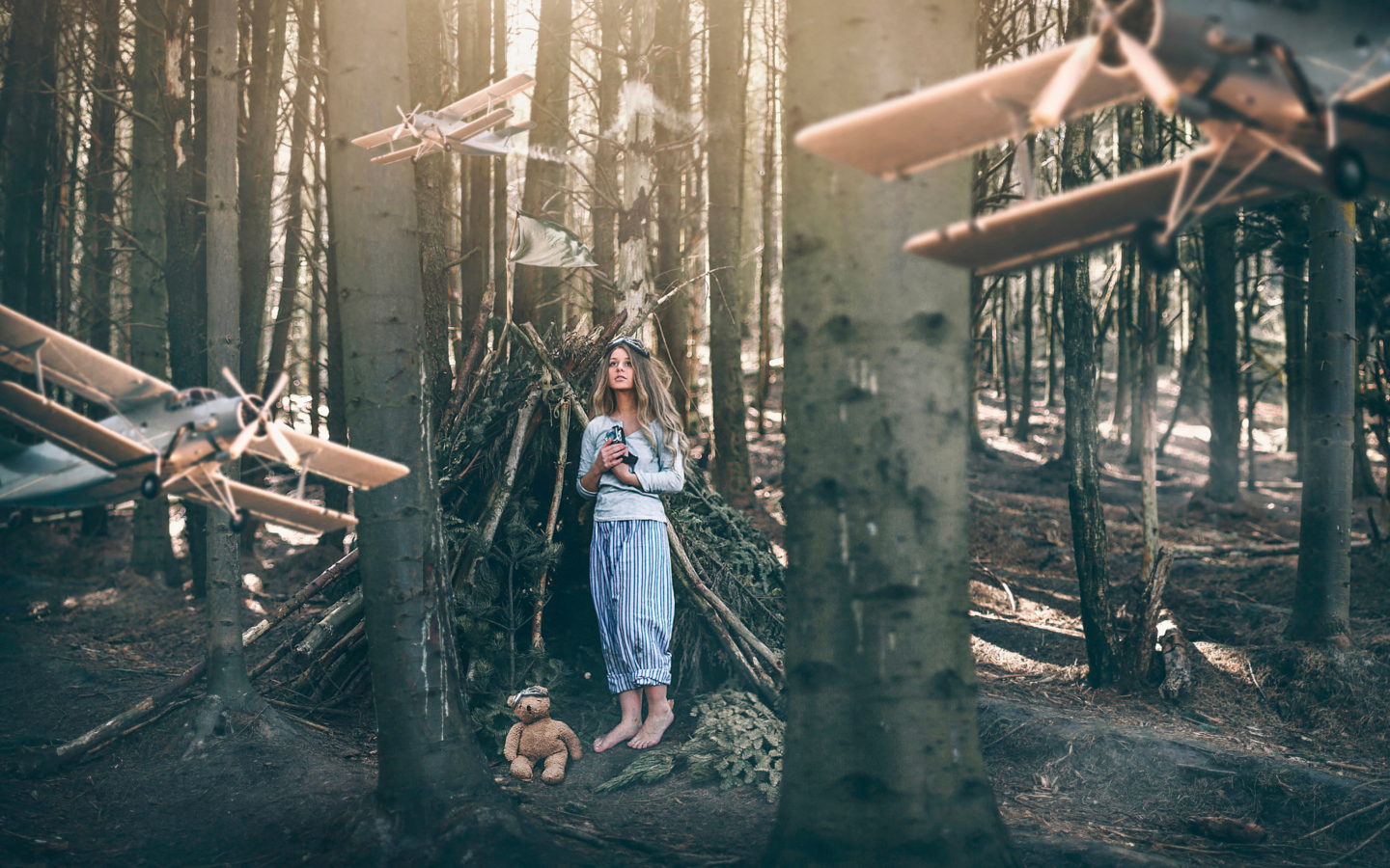 Screenshot №1 pro téma Girl And Teddy Bear In Forest By Rosie Hardy 1440x900