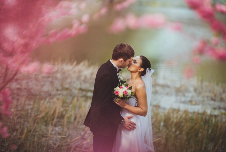 Bride And Groom First Kiss wallpaper