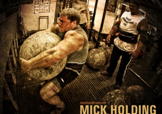 Mick Holding Strongman - Obrázkek zdarma 