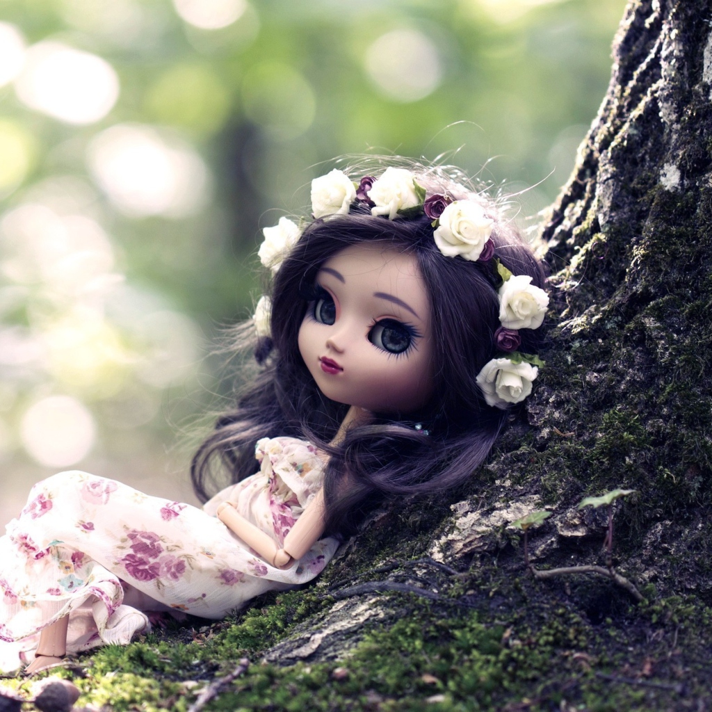 Обои Beautiful Brunette Doll In Flower Wreath 1024x1024