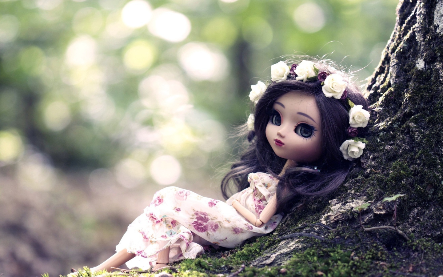 Обои Beautiful Brunette Doll In Flower Wreath 1440x900