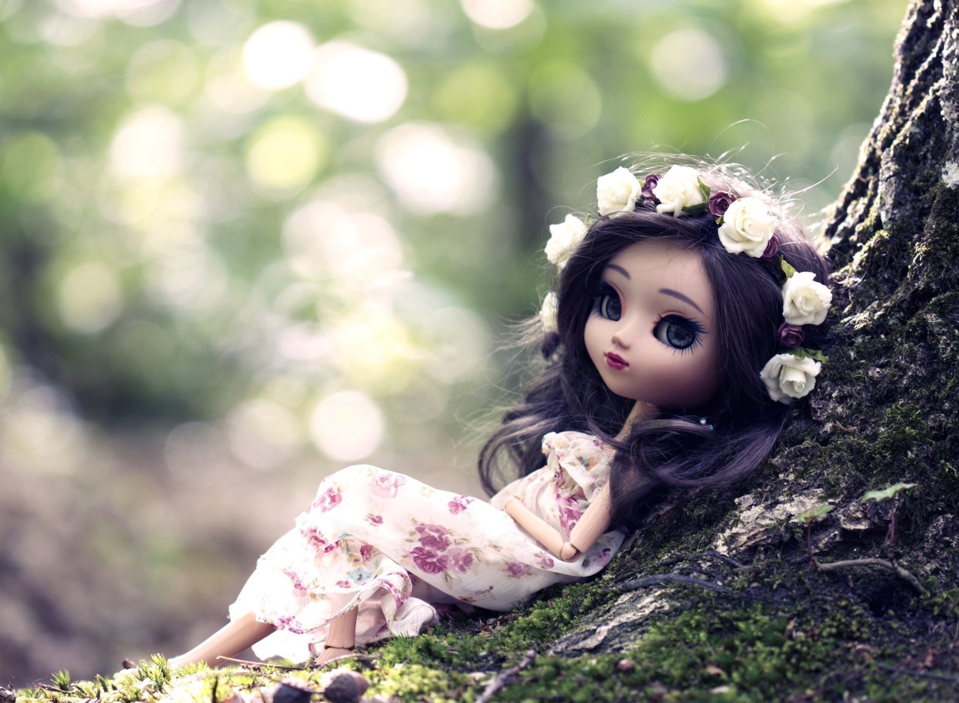 Обои Beautiful Brunette Doll In Flower Wreath 1920x1408