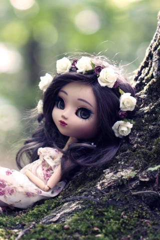 Fondo de pantalla Beautiful Brunette Doll In Flower Wreath 320x480