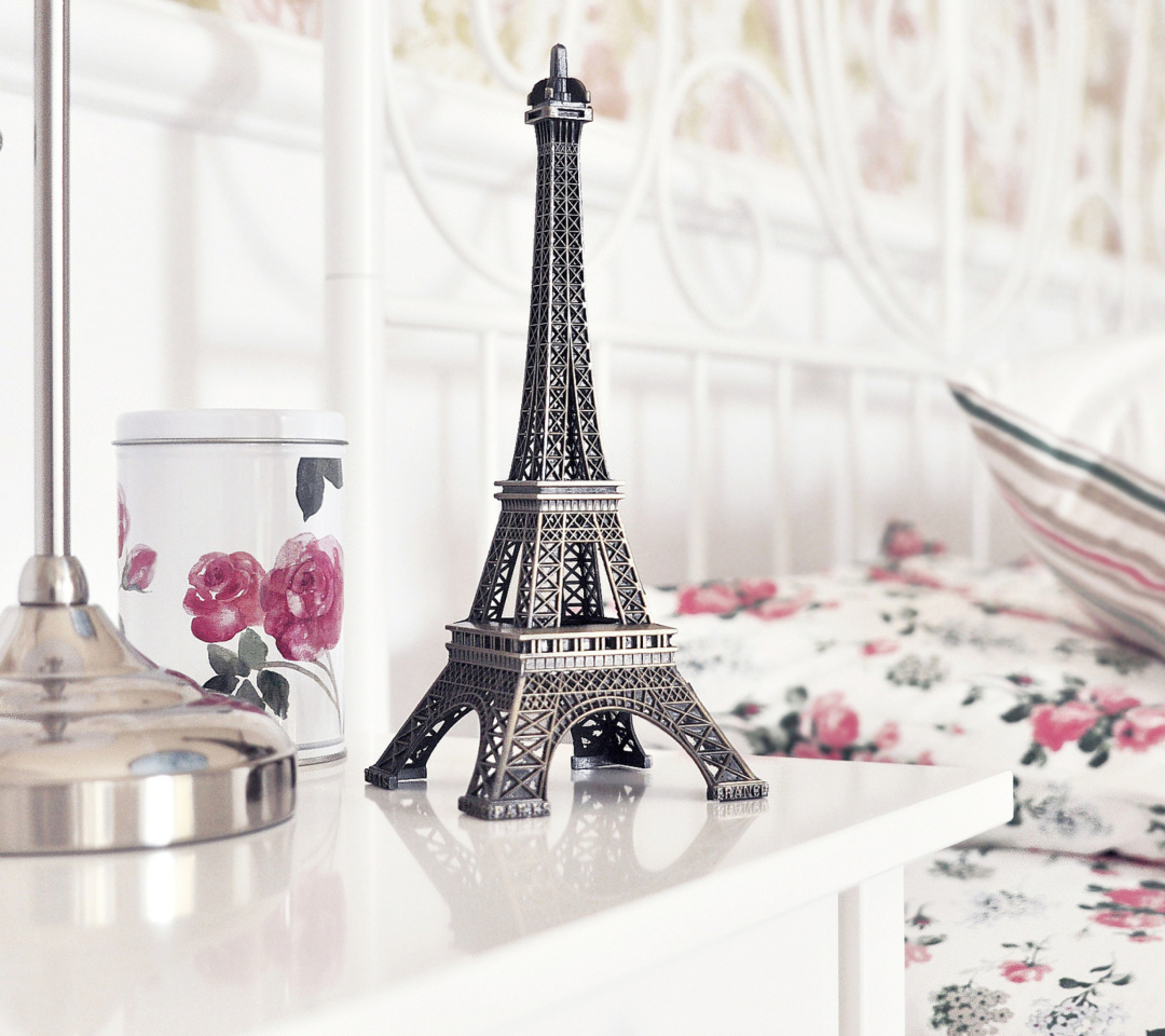 Das Mini Eiffel Tower Wallpaper 1080x960