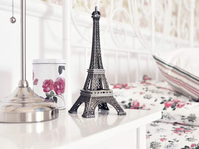 Screenshot №1 pro téma Mini Eiffel Tower 640x480
