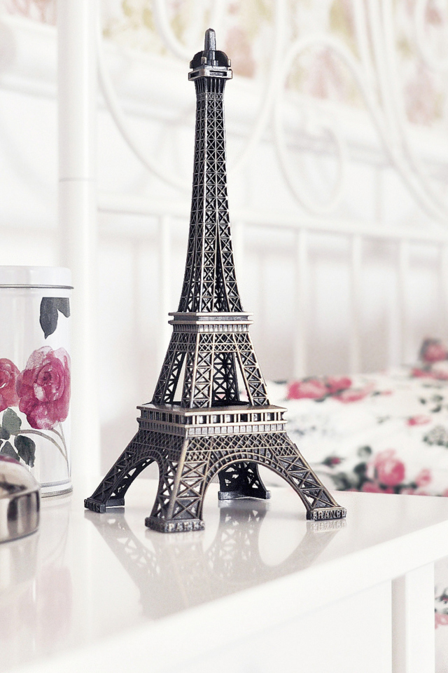 Fondo de pantalla Mini Eiffel Tower 640x960