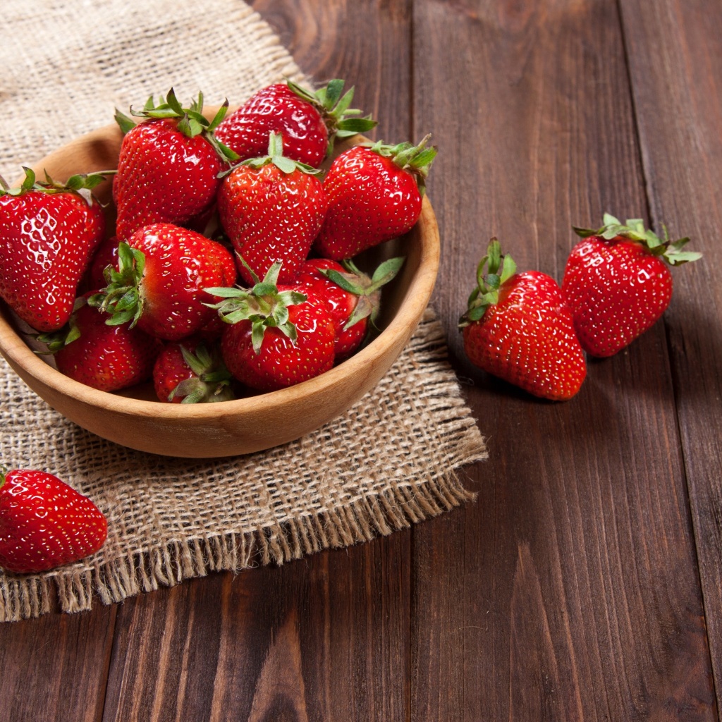 Das Basket fragrant fresh strawberries Wallpaper 1024x1024