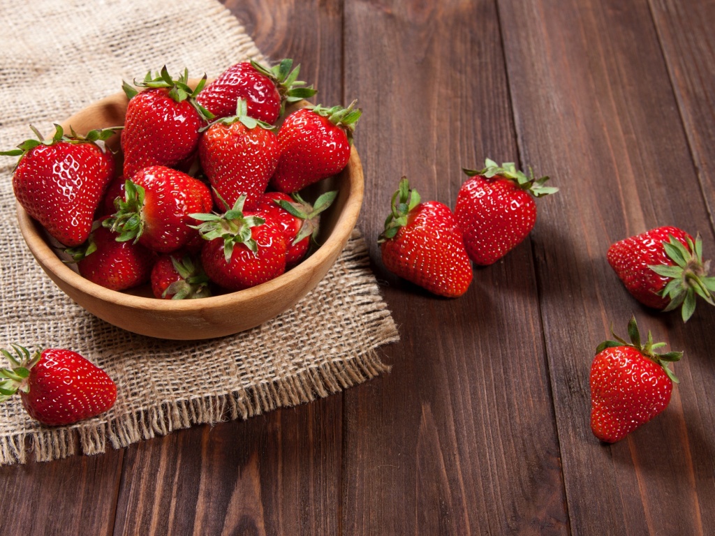 Basket fragrant fresh strawberries wallpaper 1024x768