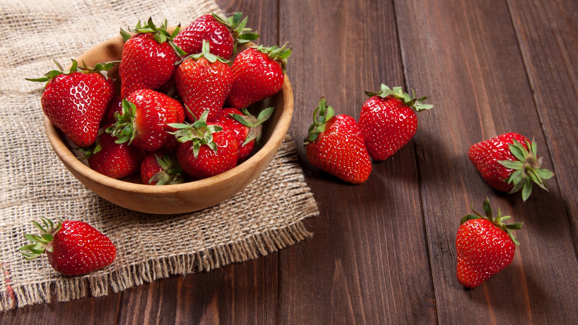 Basket fragrant fresh strawberries wallpaper 1920x1080