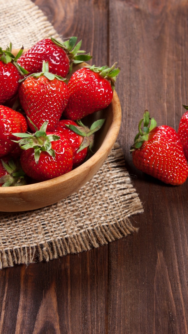 Basket fragrant fresh strawberries wallpaper 640x1136