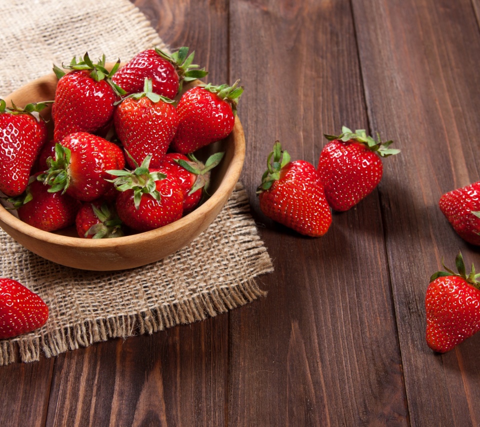 Sfondi Basket fragrant fresh strawberries 960x854