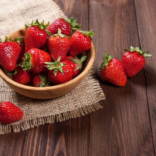 Kostenloses Basket fragrant fresh strawberries Wallpaper für 2048x2048
