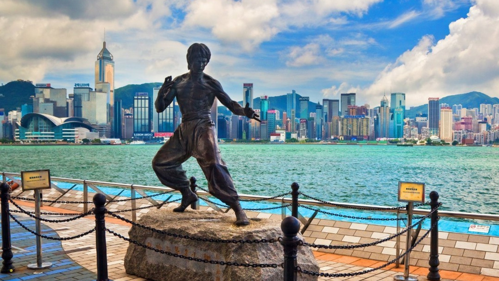 Обои Bruce Lee statue in Hong Kong 1920x1080