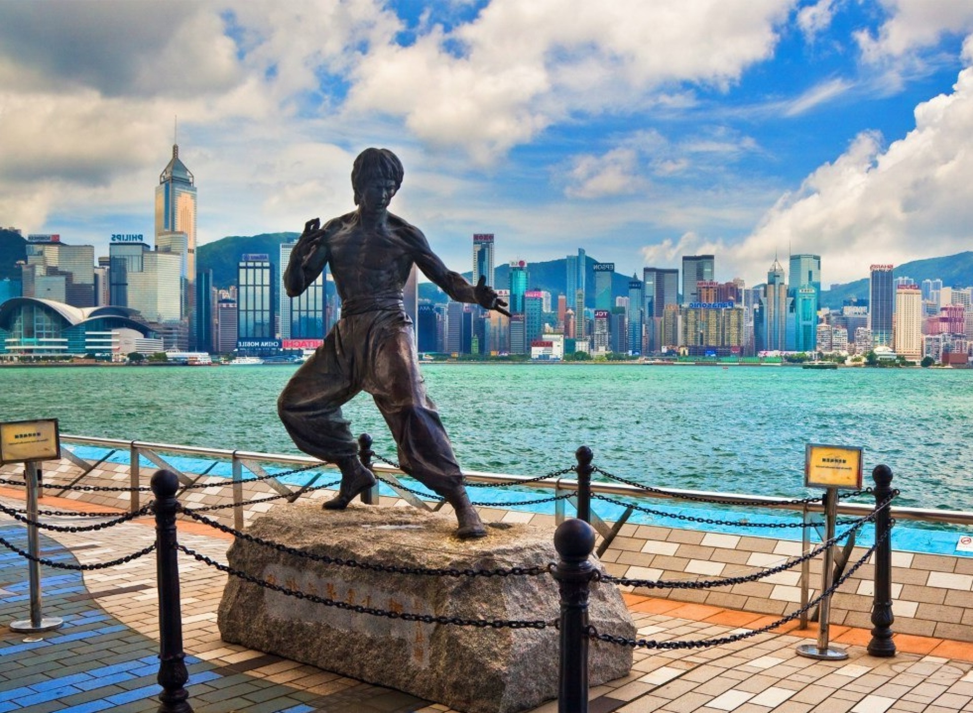 Обои Bruce Lee statue in Hong Kong 1920x1408