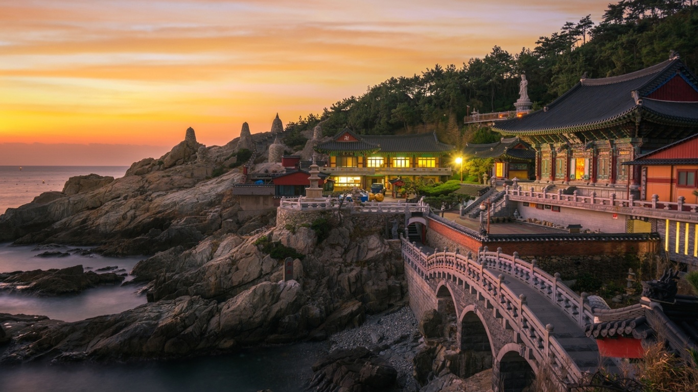 Fondo de pantalla Haedong Yonggungsa, Temple in Busan, South Korea 1366x768