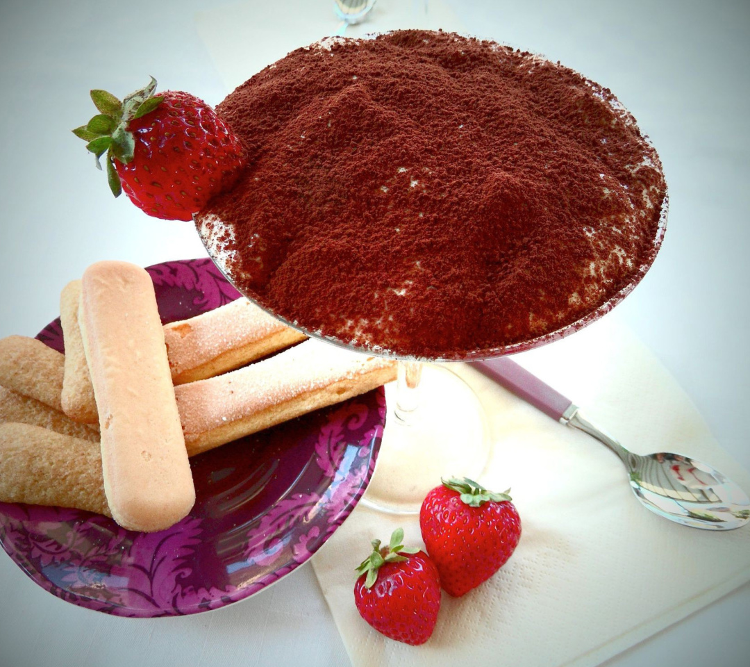 Das Tiramisu with strawberries Wallpaper 1080x960