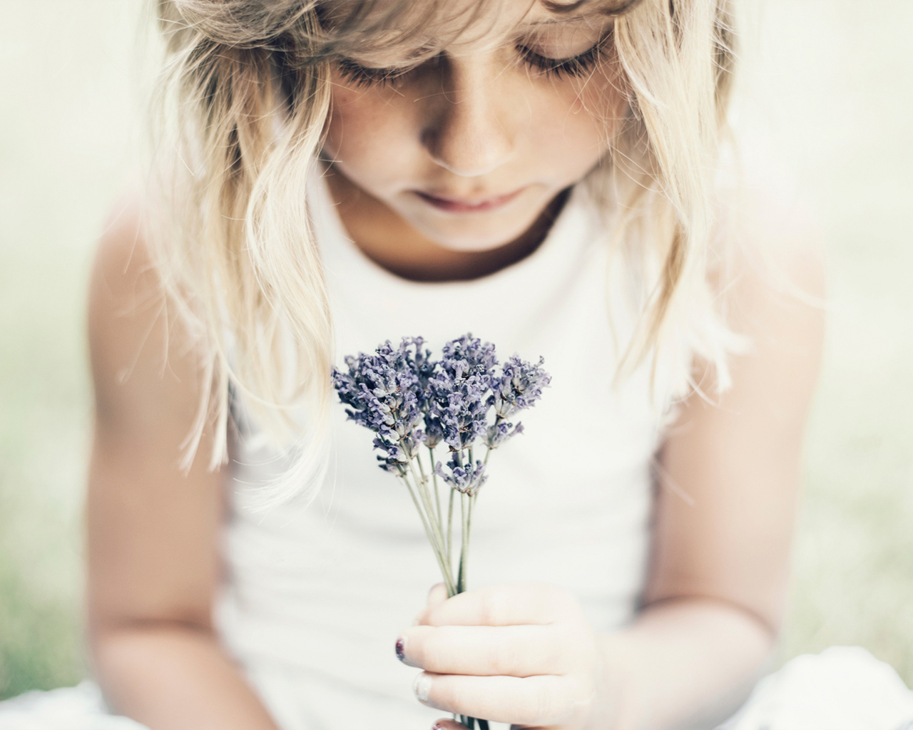 Обои Blonde Girl With Little Lavender Bouquet 1280x1024