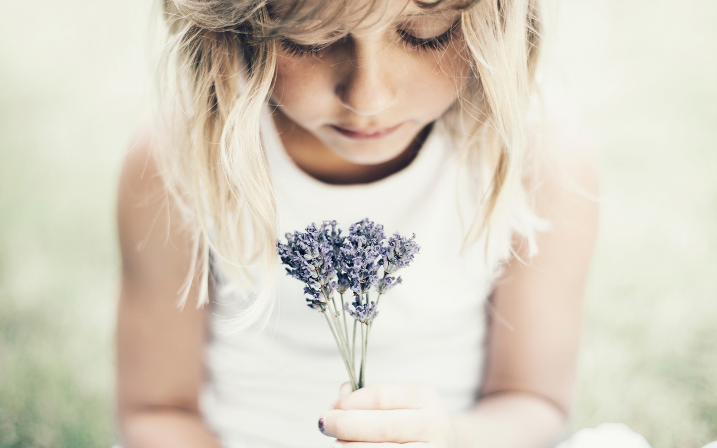 Screenshot №1 pro téma Blonde Girl With Little Lavender Bouquet 1440x900