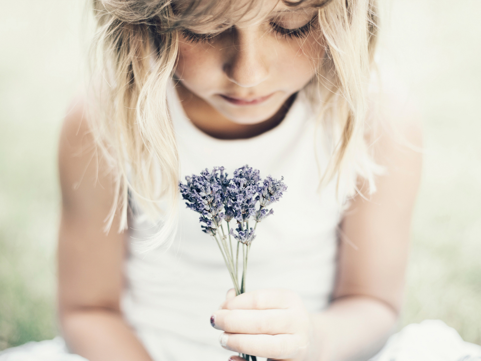 Sfondi Blonde Girl With Little Lavender Bouquet 1600x1200