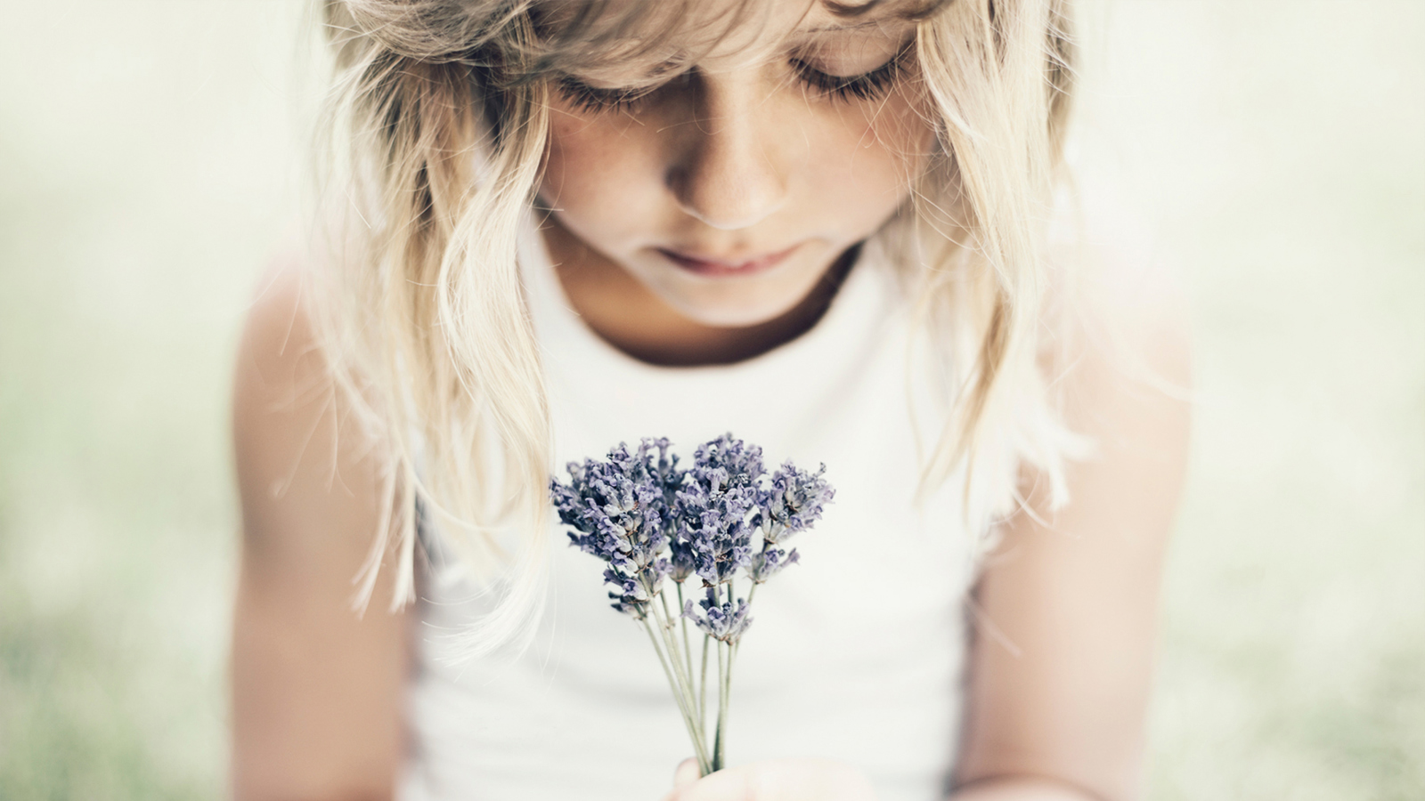 Screenshot №1 pro téma Blonde Girl With Little Lavender Bouquet 1600x900