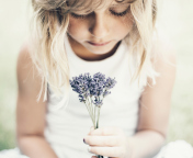 Screenshot №1 pro téma Blonde Girl With Little Lavender Bouquet 176x144