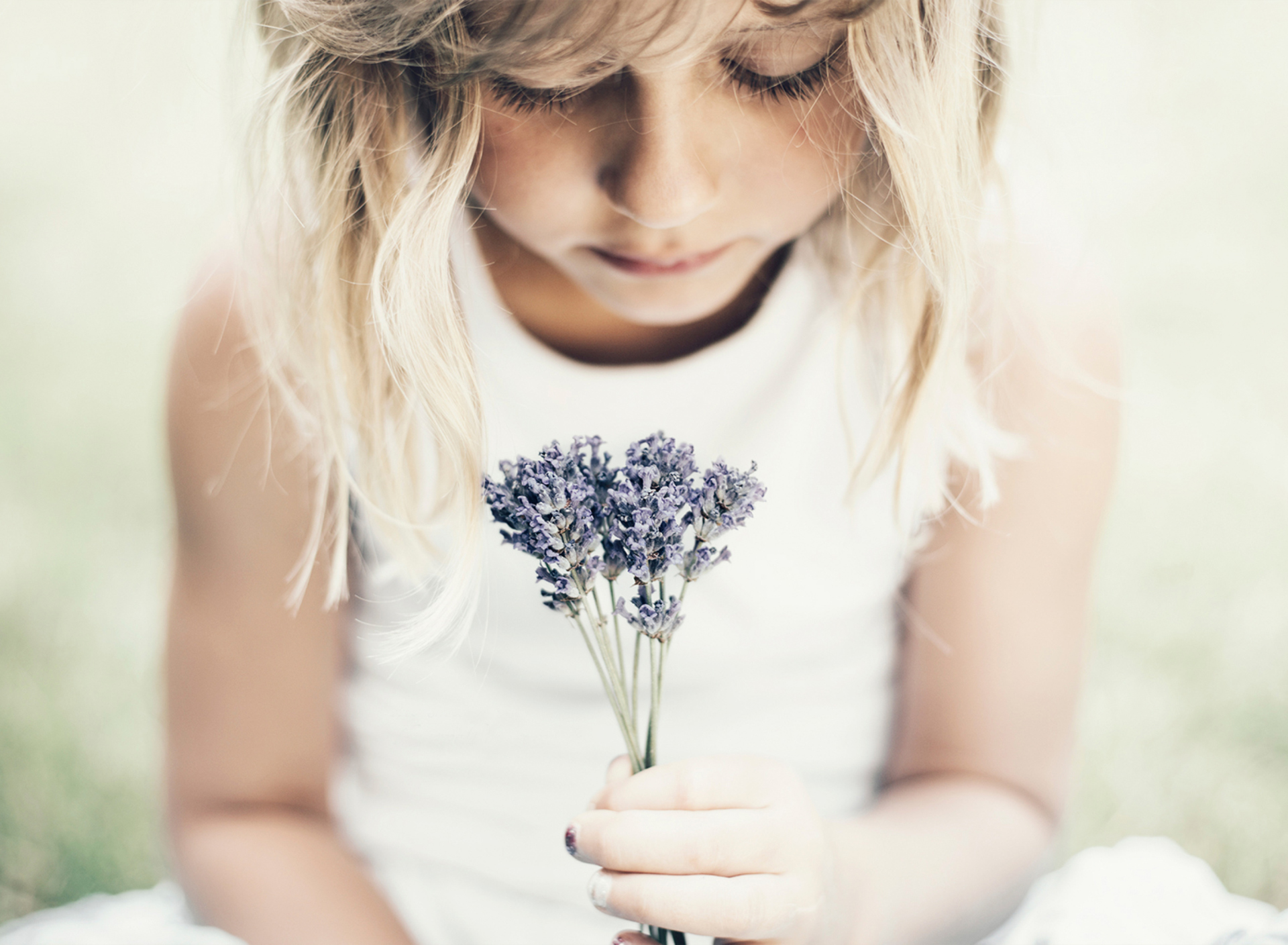 Fondo de pantalla Blonde Girl With Little Lavender Bouquet 1920x1408