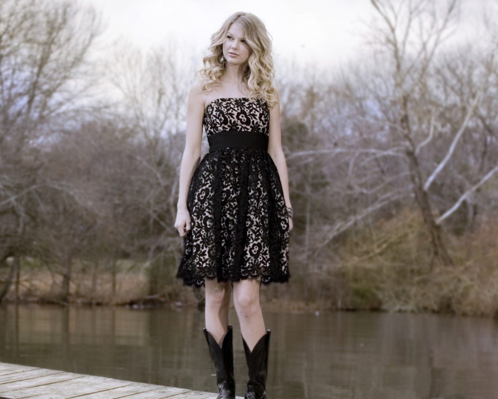 Sfondi Taylor Swift Black Dress 1600x1280