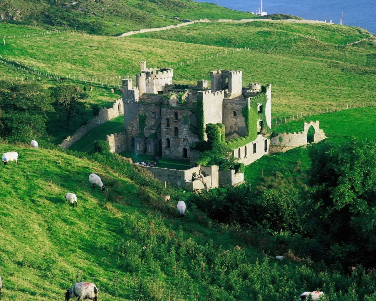 Das Medieval Castle On Green Hill Wallpaper 1280x1024