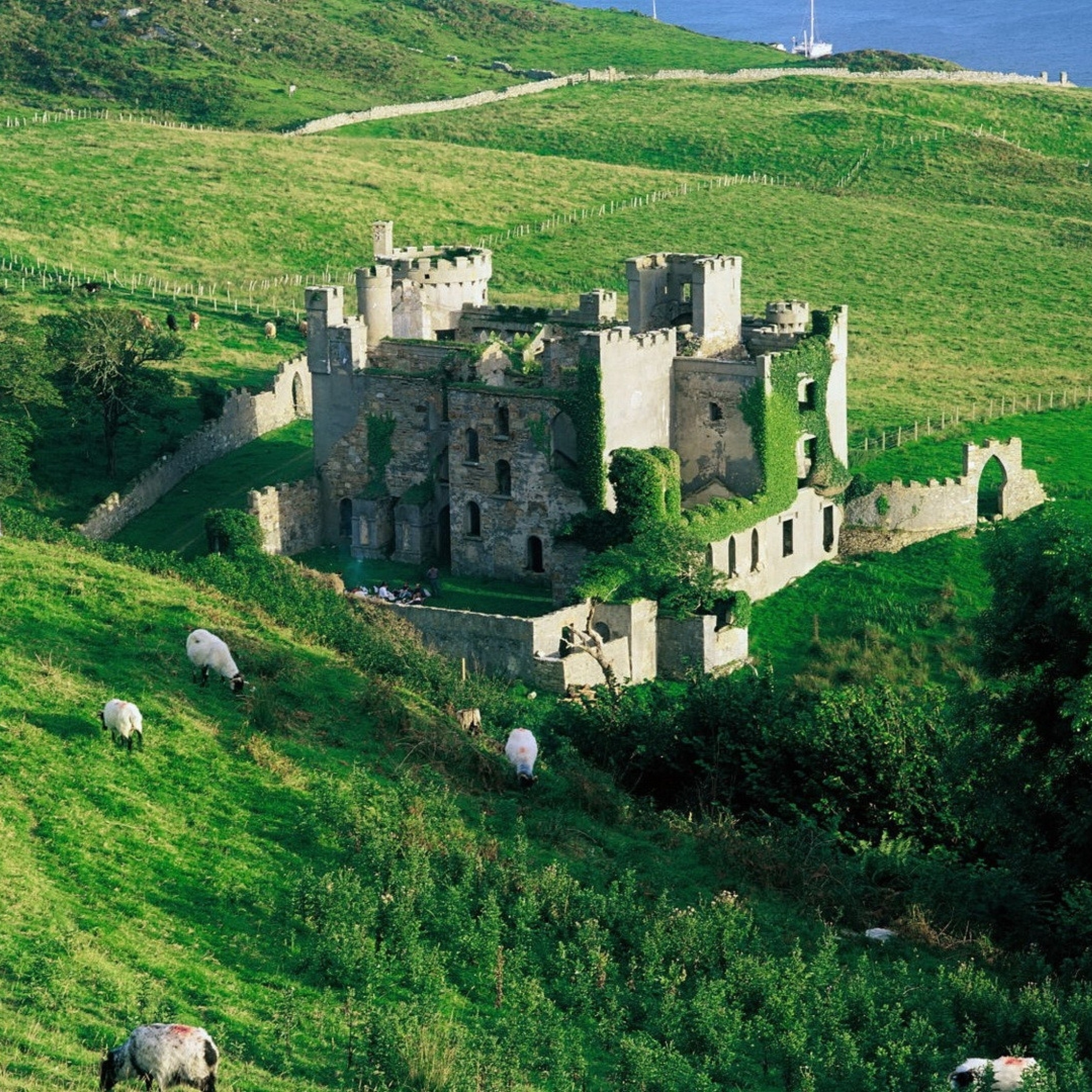 Fondo de pantalla Medieval Castle On Green Hill 2048x2048