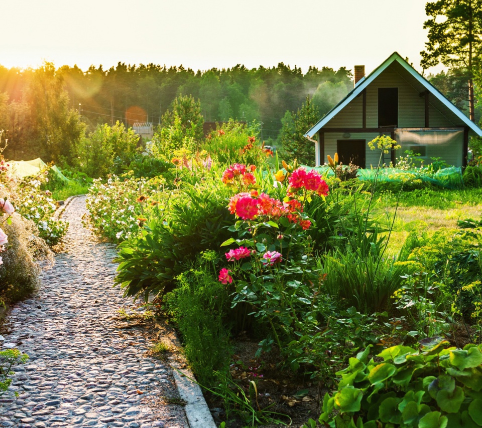 Country house with flowers screenshot #1 960x854