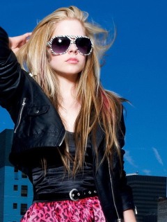 Обои Avril Lavigne Fashion Girl 240x320