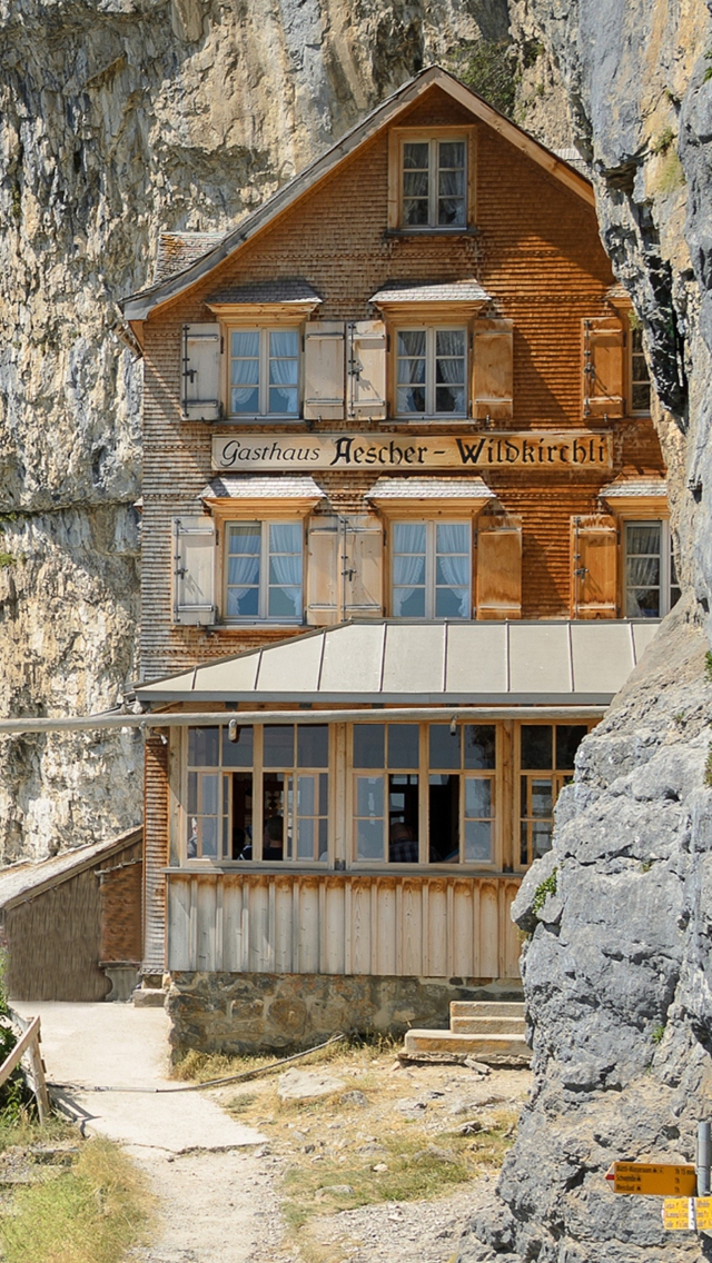 Gasthaus in Schweiz wallpaper 640x1136