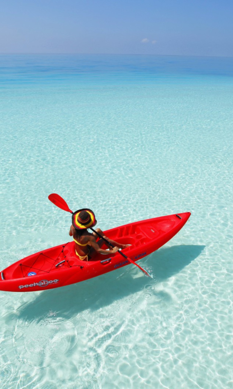 Fondo de pantalla Red Kayak And Transparent Water 768x1280