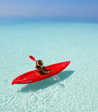 Red Kayak And Transparent Water - Obrázkek zdarma pro 640x960