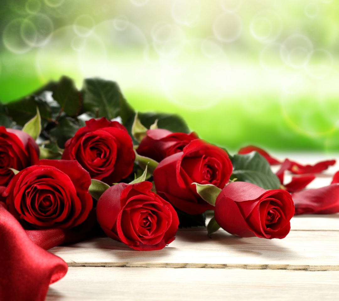 Обои Red Roses for Valentines Day 1080x960