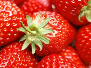 Strawberries wallpaper 320x240